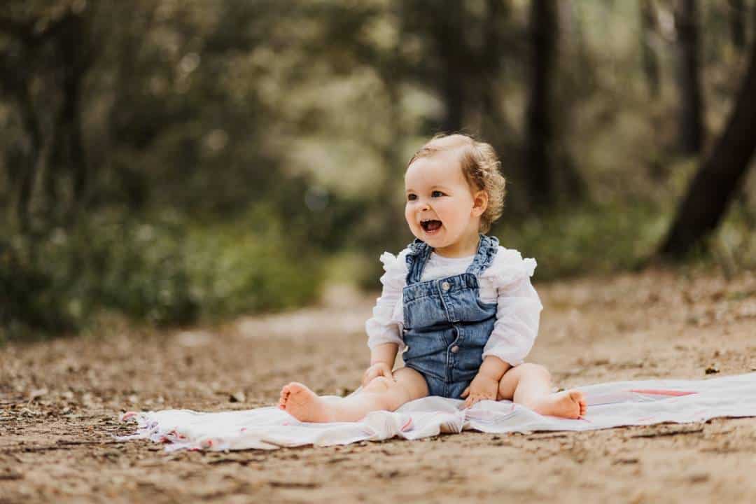 photo de bébé assis par terre