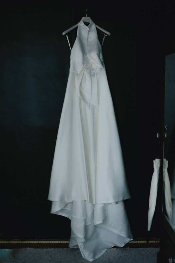 robe de la mariée pendant les préparatifs
